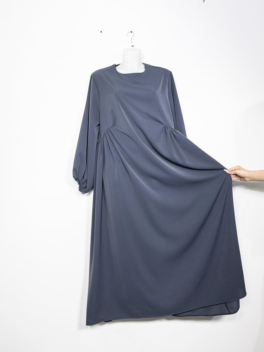 Sukienka Abaya z Jedwabiu Medyńskiego Ref: Ro2509pk - Sukienka Abaya z Jedwabiu Medyńskiego Subtelnie Marszczona na Biuście, Płynny Krój z Bufiastymi Rękawami