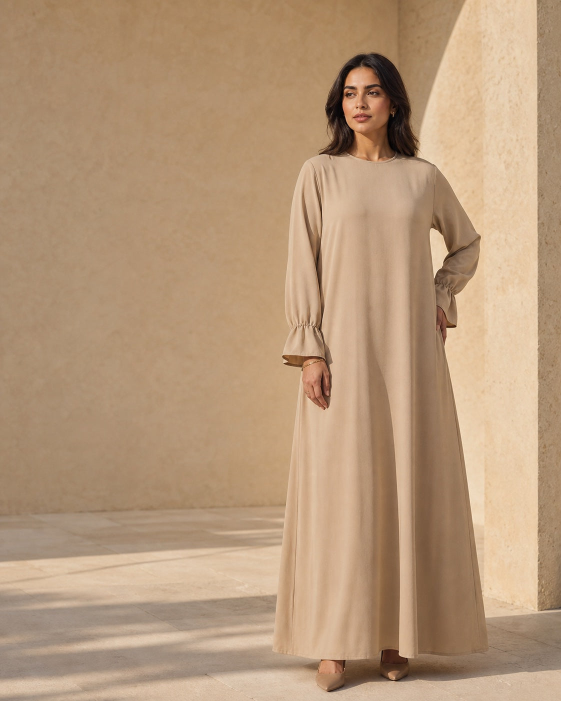 Femme portant l’abaya beige RO2316JAZZ à poignets volantés