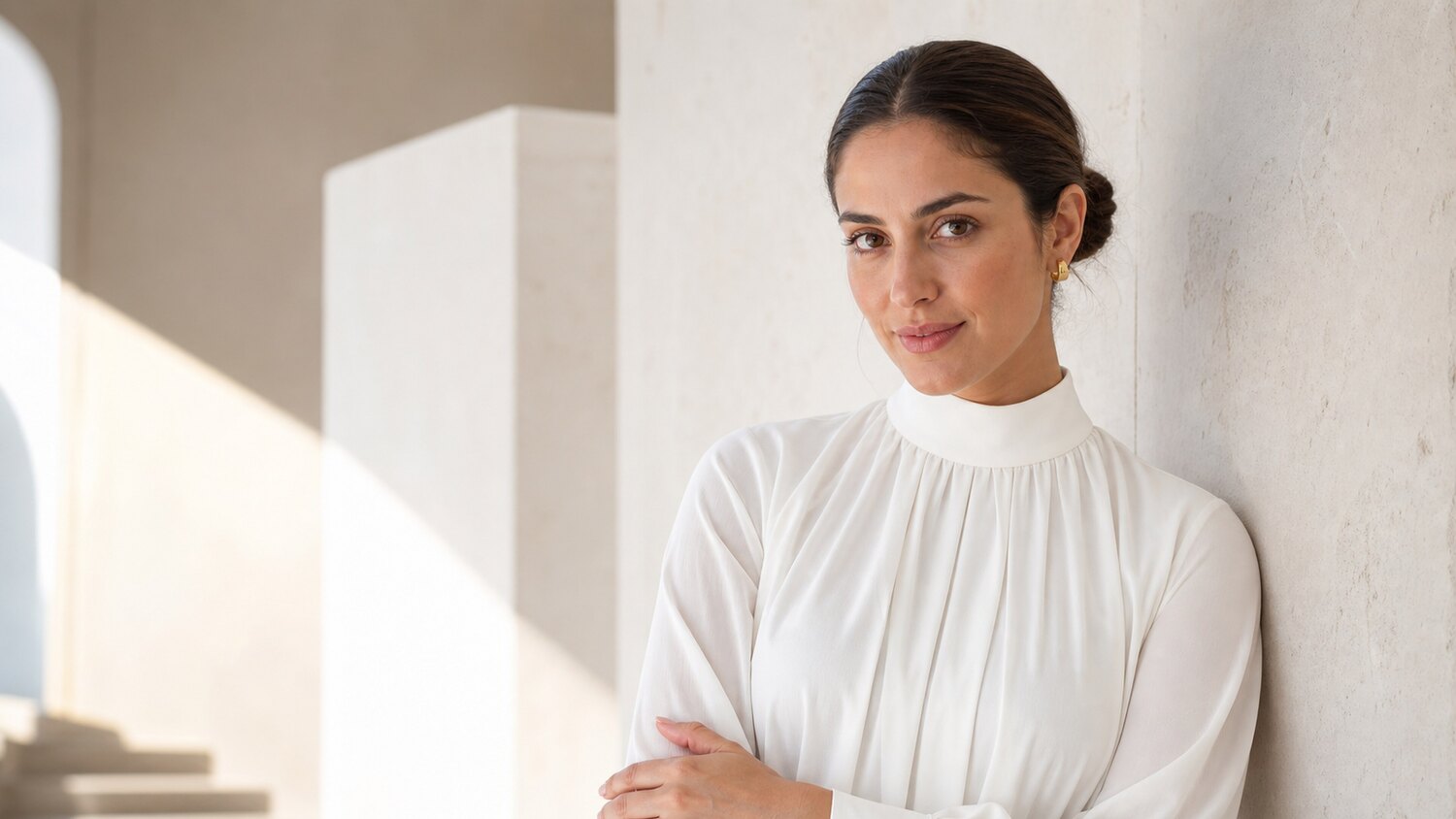 Portrait net d’une femme non voilée portant une tenue blanche