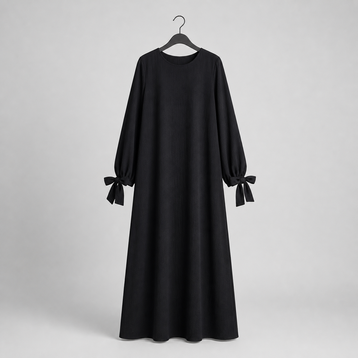Abaya RO2378PK noire à liens aux poignets – vue complète sur cintre Studio E5