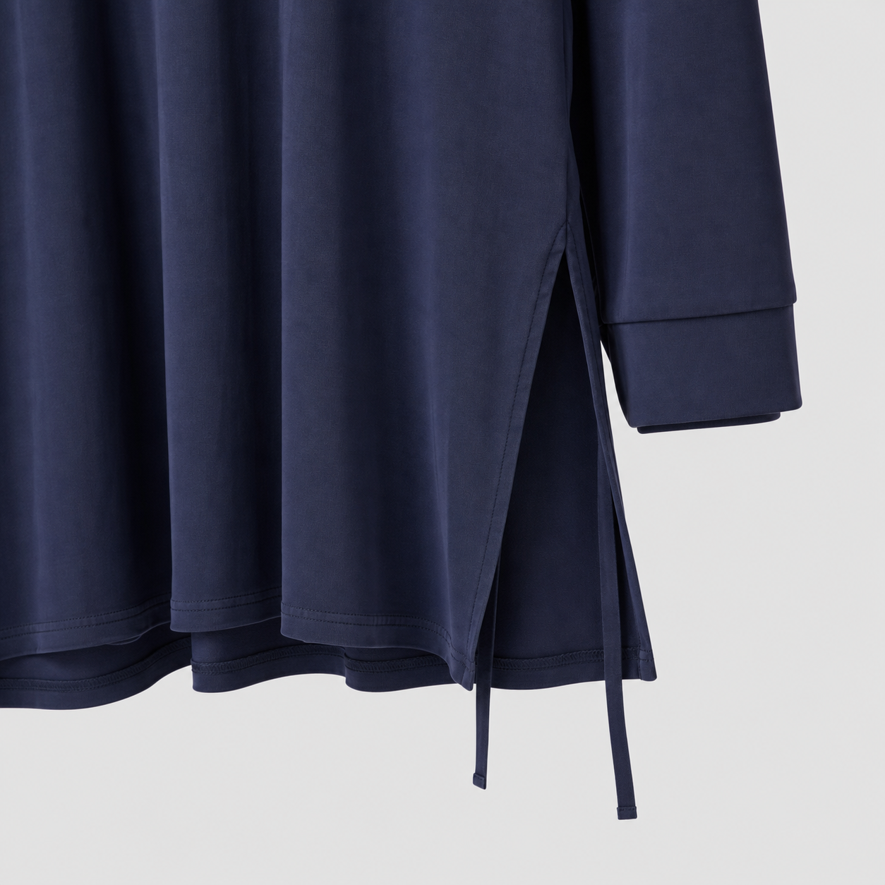 Ensemble burkini 3 pièces 22ENJP marine – détail de la fente, de l’ourlet et des liens