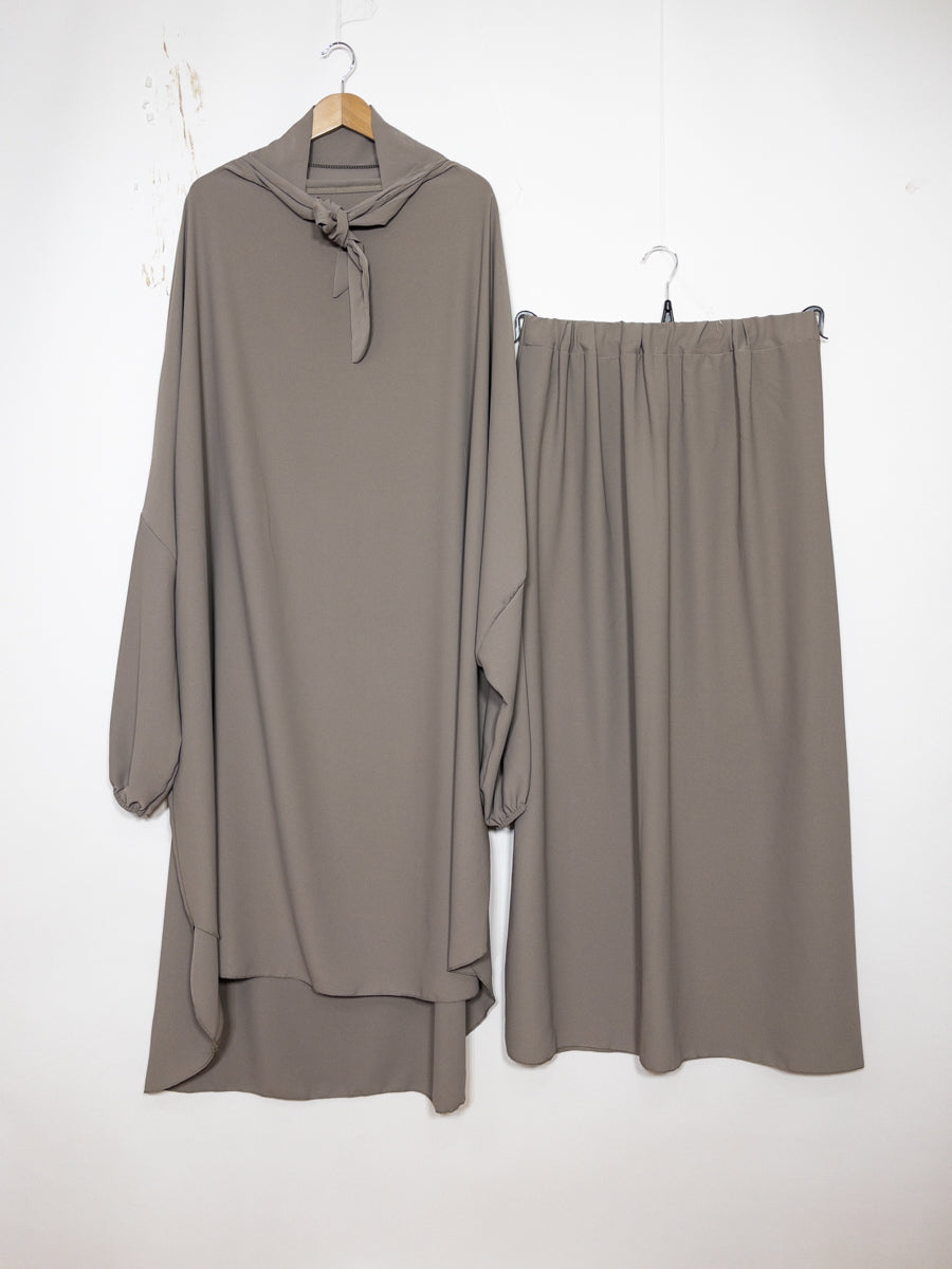 Jilbeb ensemble deux pièces en soie de Médine REF: En2310pk - Ce joli ensemble comprend un jilbeb et une jupe fluide et élégant