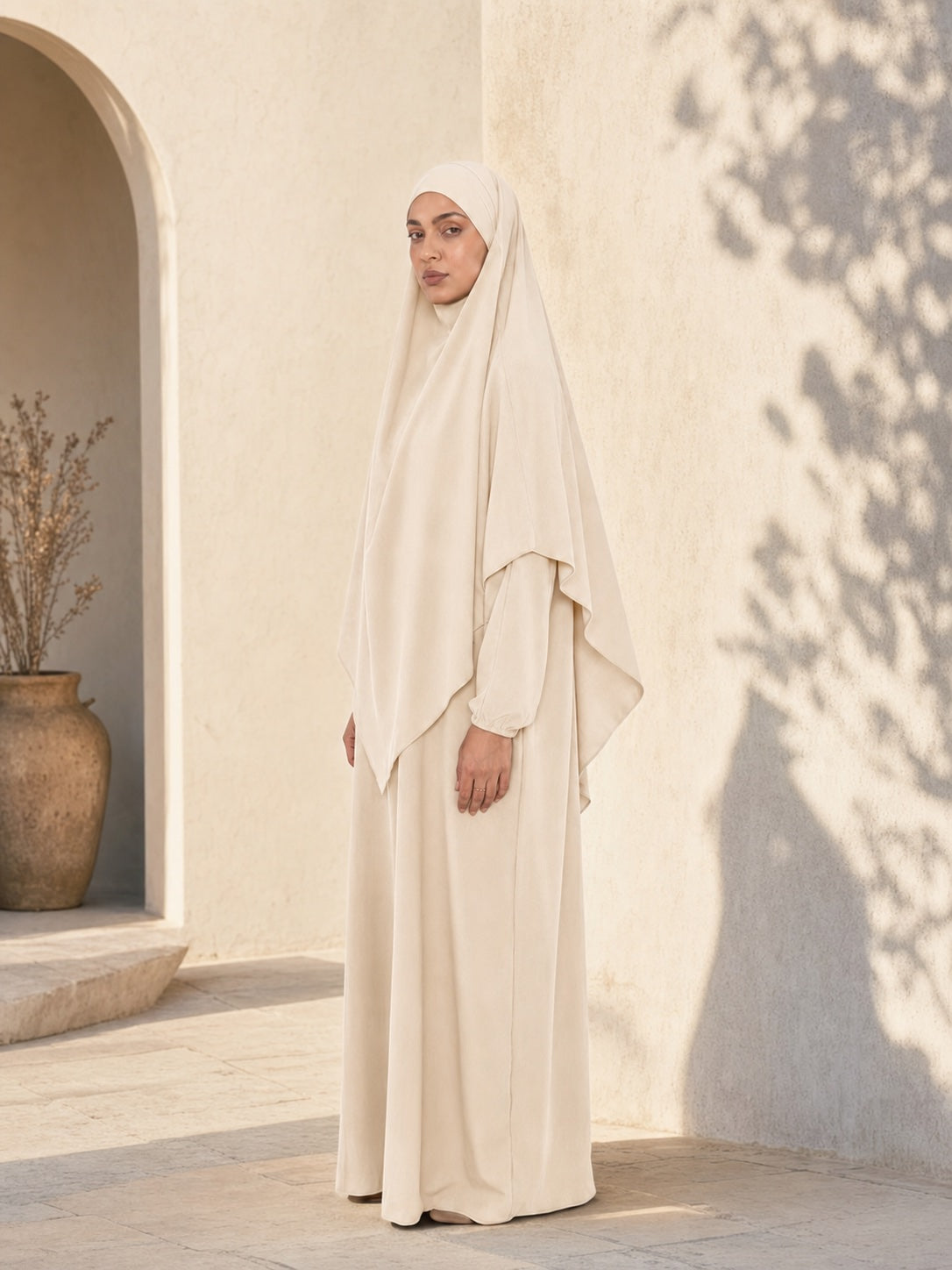 Femme portant le khimar beige 20CAJP dans une lumière méditerranéenne