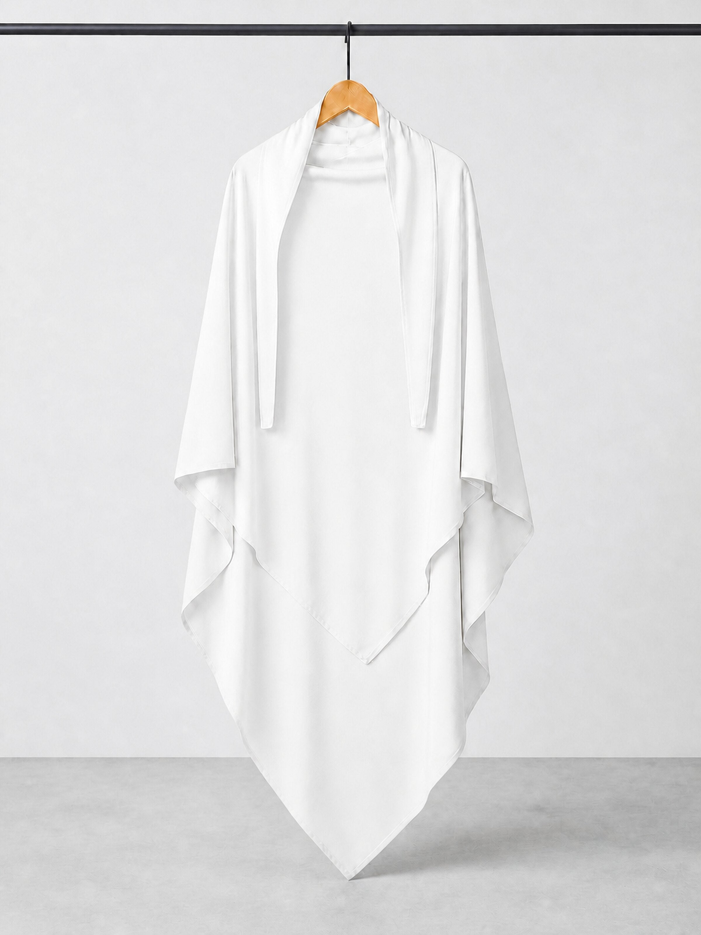 Khimar blanc sur portant graphite